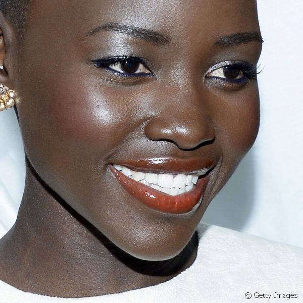 A cobertura de gloss nos lábios é uma das mais usadas pela atriz e fez parte da make usada em um evento em celebração à mulher negra, em fevereiro de 2014